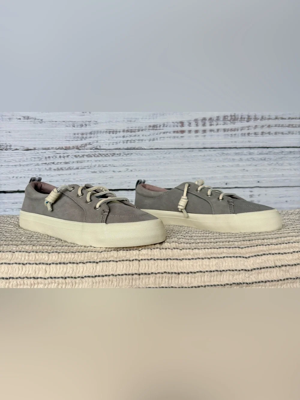 Sperry crest vibe